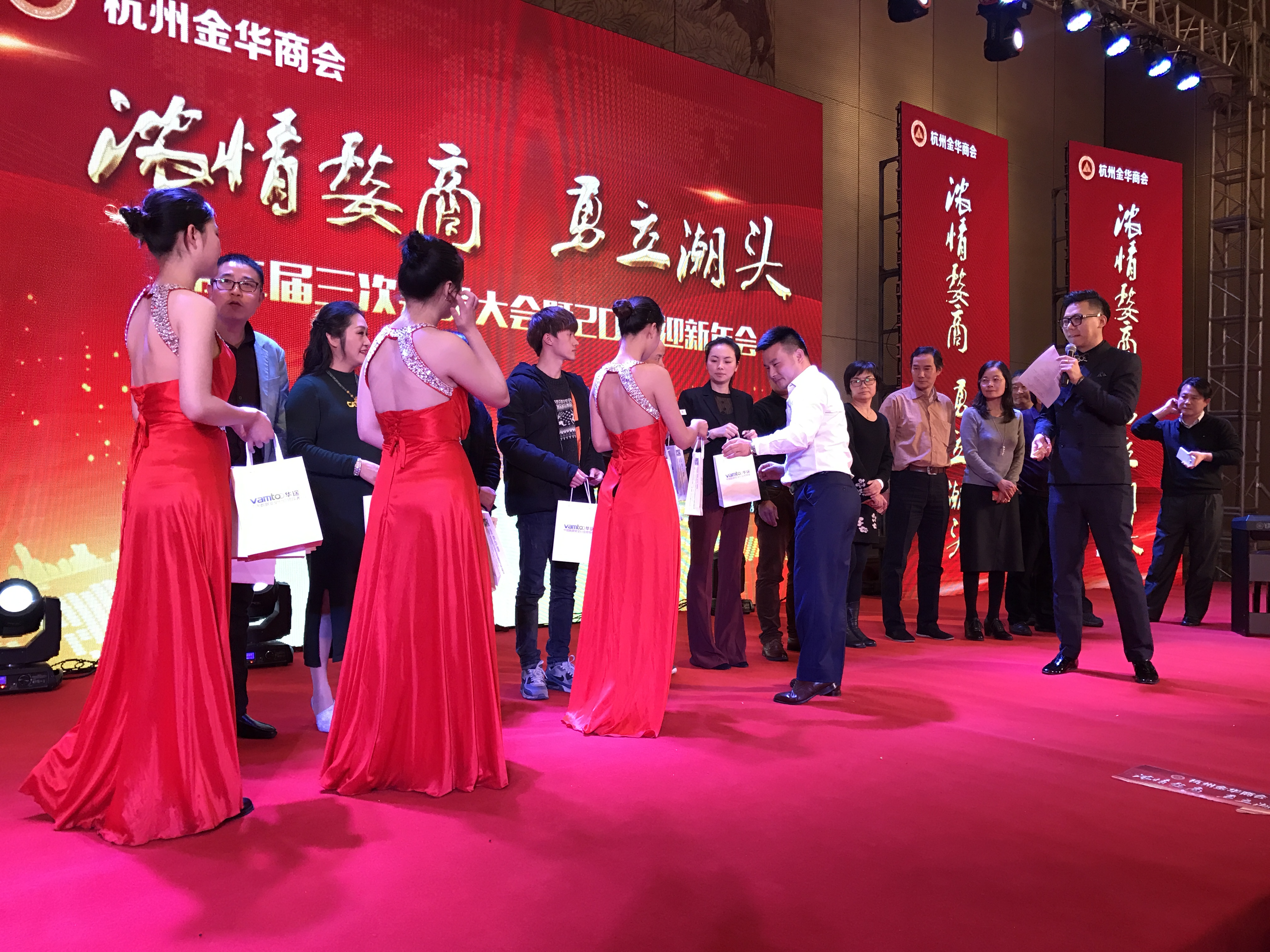 华途董事长为中奖婺商发放奖品